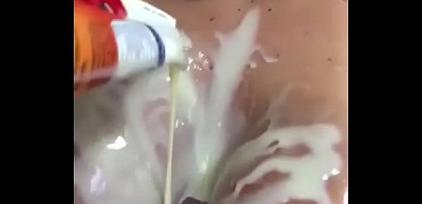  Loira cheia de leite condensado